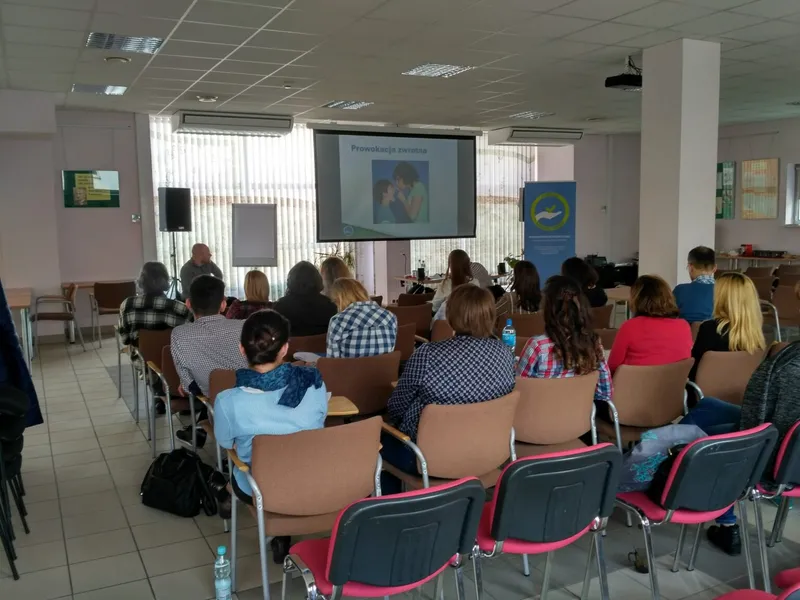 Prowokacyjne zachowania uczniów i uczennic wobec nauczycielek i nauczycieli. Jak je rozumieć? Jak im zapobiegać? Jak na nie reagować?
